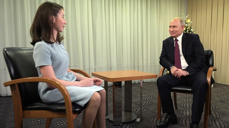 "Sie sind sehr schön": Angehende Journalistin mit Sehbehinderung interviewt Wladimir Putin
