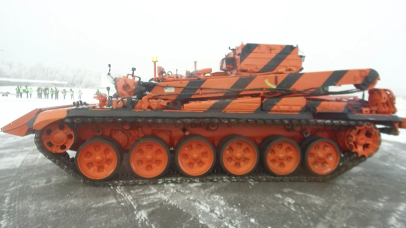 Vielen Tank für die Hilfe: Neuer Bergepanzer am Moskauer Flughafen Domodedowo