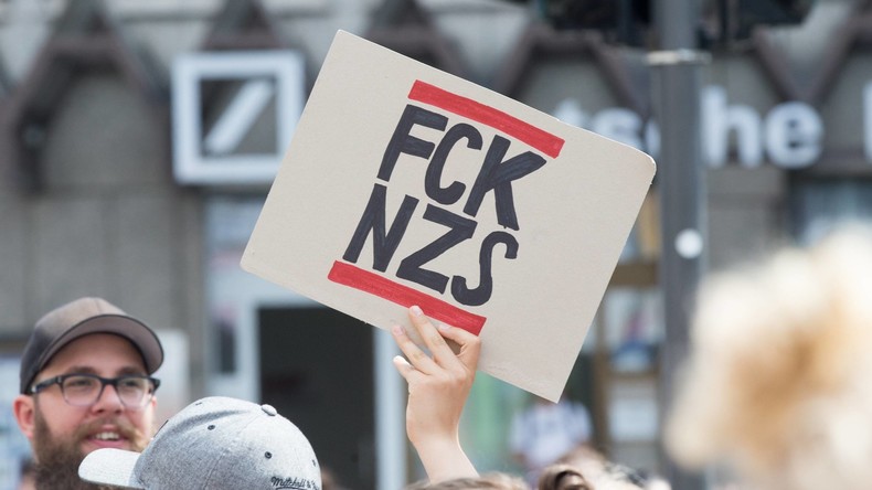 Studentin sollte Schild "Fuck Nazis, you are not welcome" entfernen, weil es ausgrenzend sei