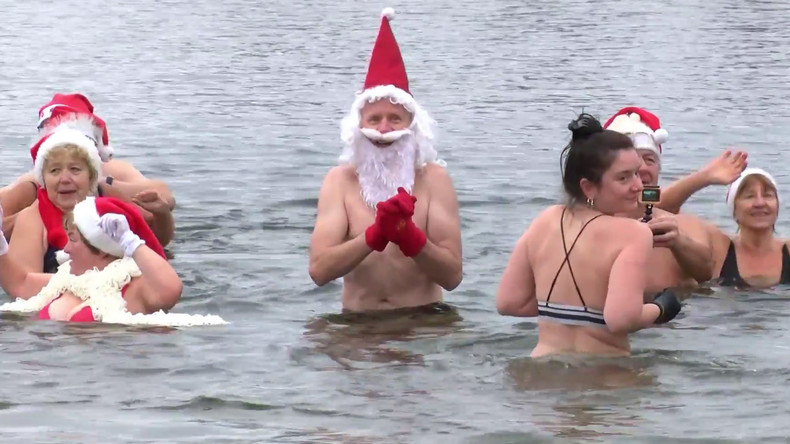 "Das regt so richtig alles an!" Berliner treffen sich zum Weihnachtsschwimmen am Orankesee