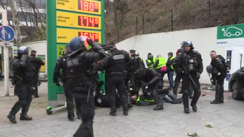 Zusammenstöße in Paris, Lyon, Nantes und Rouen – Gelbwesten protestieren weiter 