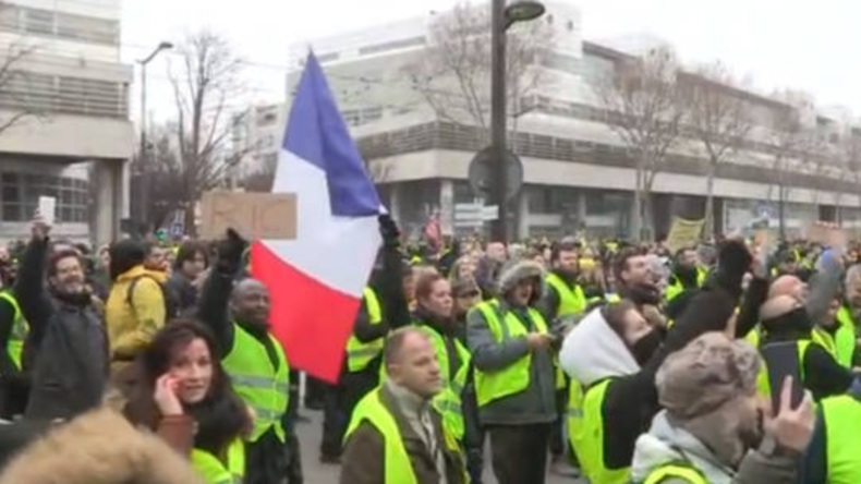 Paris: "Die  Journalisten sollen herunterkommen": Gelbwesten brüllen "Fake News" vor TV-Sender
