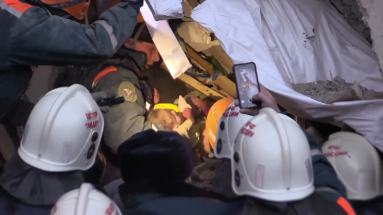 Russland: Gebäudeeinsturz mit mindestens 18 Toten – Baby nach 36 Stunden lebend aus Schutt geborgen