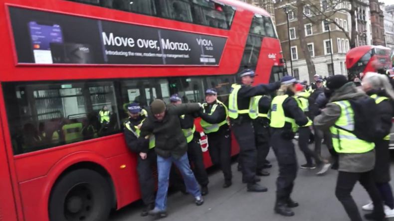 Handgreiflichkeiten zwischen Polizei und Gelbwesten in London