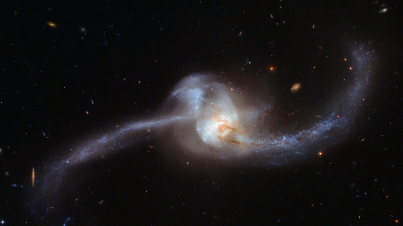 Milchstraße versus Große Magellansche Wolke: Galaxiencrash in 2,4 Milliarden Jahren