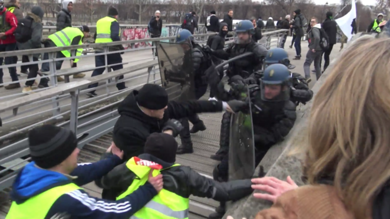 Frankreich: "Gelbwesten-Rocky" boxt Polizisten