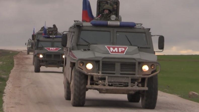 Syrien: Russische Militärpolizei beginnt Patrouille in Manbidsch nahe der türkischen Grenze