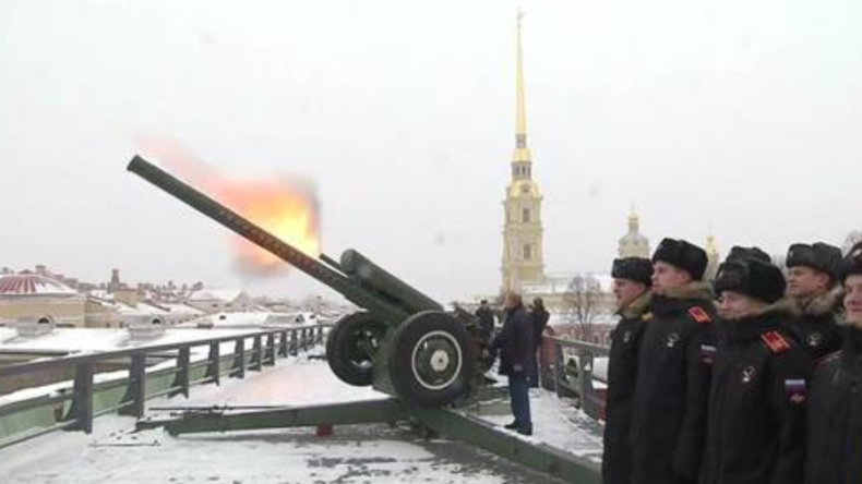 "Damit kann man nicht daneben schießen" - Putin feuert mit Haubitze in St. Petersburg 