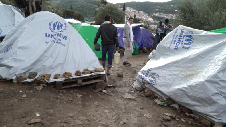 Griechenland: Flüchtlinge kritisieren langsames Asylverfahren im völlig überfüllten Lager Samos