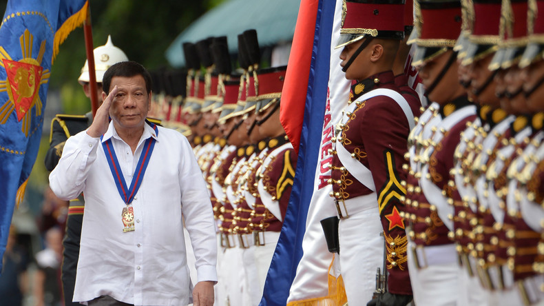 "Die meisten von ihnen sind schwul": Duterte fordert Liebhaber für "nutzlose" katholische Priester
