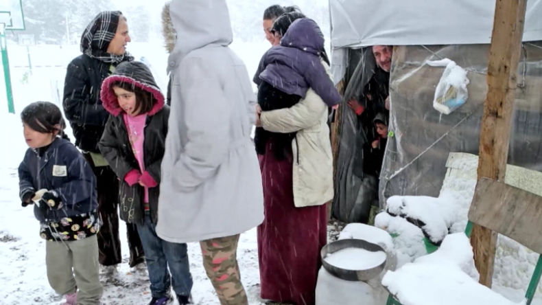 Griechenland: Flüchtlingsfamilien leben in Zelten mitten im Schnee