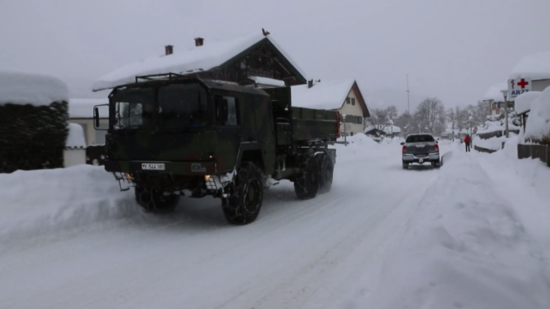 Deutschland: Bundeswehr hilft bei Schneeräumung in Bayern