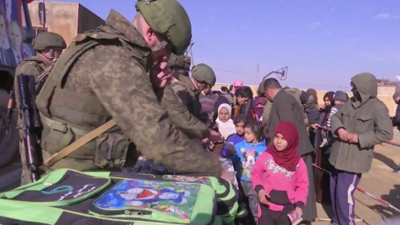 Syrien: "Essenspakete, Lebkuchen und Schultaschen für die Ärmsten" - Russland hilft in Manbidsch