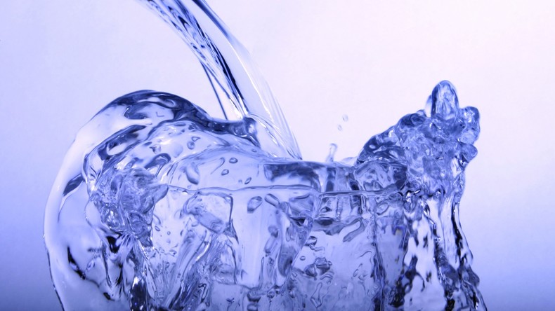 Vom Winter überrumpelt: Wasser friert im Glas des kanadischen Ministers bei Pressekonferenz fest 