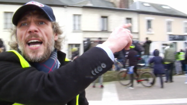 Gelbwesten folgen Macron und einer riesigen Polizei-Eskorte auf Debatten-Tour durch Frankreich