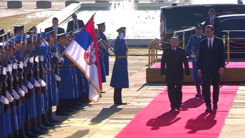 Hoppla! Putin und Vučić "brüskieren" versehentlich Delegationen bei der Begrüßungszeremonie