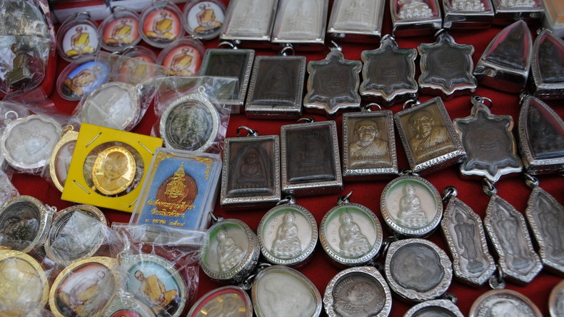 Keine echten Glücksbringer: Mann sticht auf Amulette-Verkäufer ein, um Schutzkraft zu widerlegen