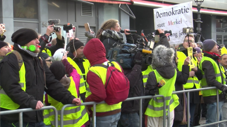 "Wir sind gegen unsere Politiker!": Gelbwesten-Demo bei Treffen von Merkel und Macron in Aachen