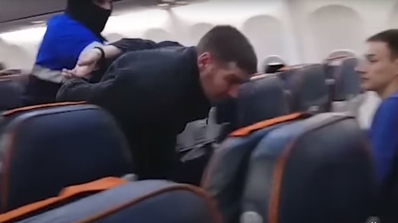 Details zur Flugzeugentführung Surgut–Moskau: "Besatzung beschloss einstimmig Täuschungsmanöver"