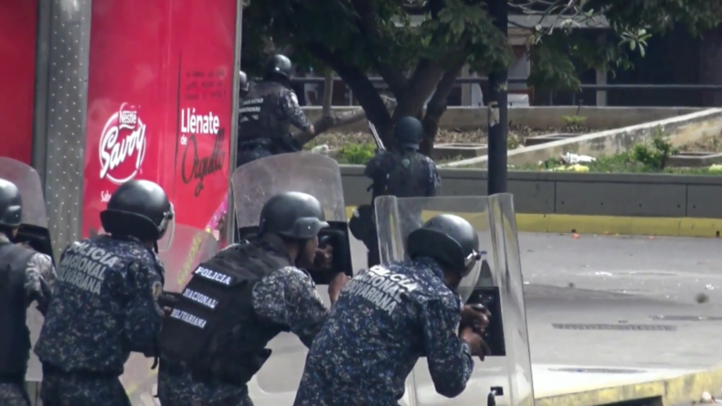 Zusammenstöße in Caracas nach Selbsternennung des Oppositionsführers zum "Interimspräsidenten"