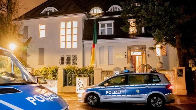 Botschaft Kameruns in Berlin besetzt 