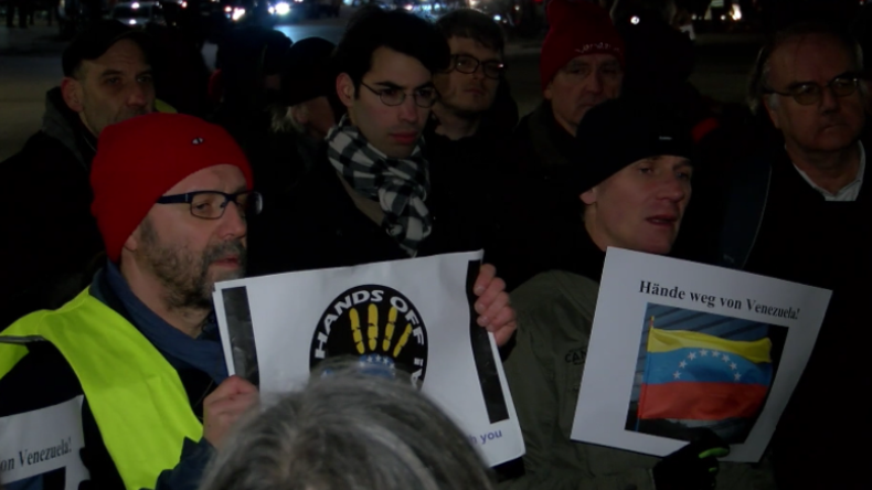 Berlin: Protest vor US-Botschaft gegen Venezuela-Einmischung: "Machen genau dasselbe wie in Libyen!"