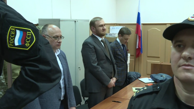 Russland: Föderaler Senator Arashukov bleibt bis zum 30. März in Untersuchungshaft