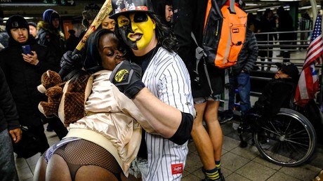 In Unterhosen in die U-Bahn: The No Pants Subway Ride in der New Yorker-U-Bahn