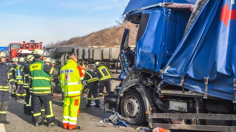 Nach tödlichem Autobahnunfall: Gaffer öffnen Tür von Krankenwagen