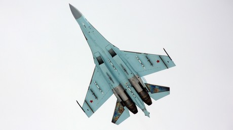 Russischer Jäger SU-27 fängt US-Spionageflugzeug über der Ostsee ab (Video)