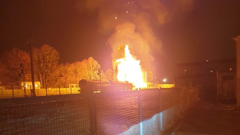 Güterwaggons mit Spraydosen in Flammen – Großeinsatz in Rheinland-Pfalz