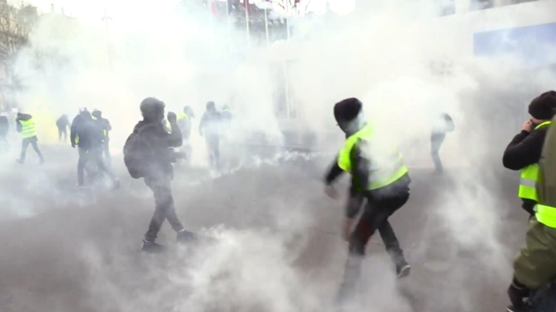 Zusammenstöße mit der Polizei: Blendgranate reißt einem Demonstranten in Paris die Hand ab
