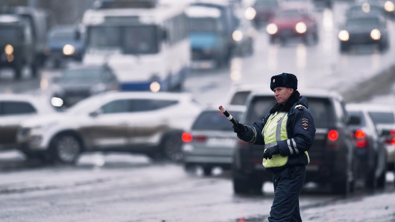 Russland: Verkehrspolizei nutzt Autofahrer als menschliche Schutzschilde (Video)