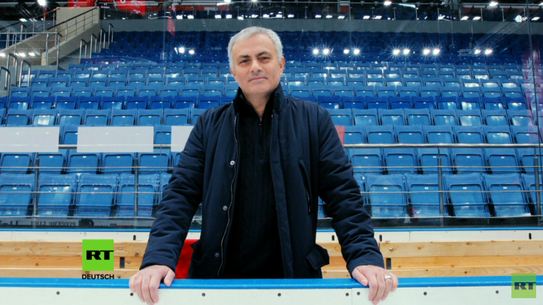 Am Spielfeldrand mit José Mourinho: Legendärer Fußballtrainer moderiert bei RT