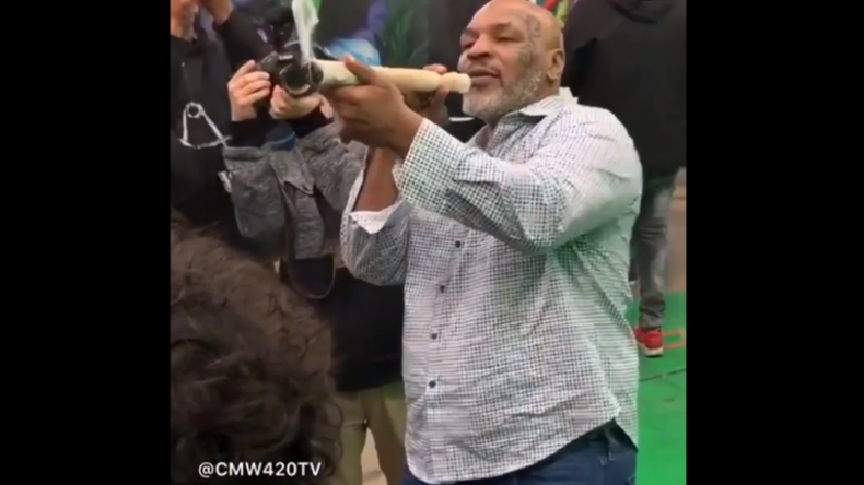 Box-Legende und Cannabis-Züchter Mike Tyson raucht auf Festival Riesen-Joint