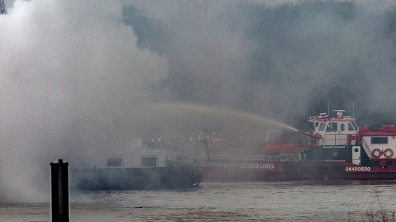 Brennender Frachter mit 1.000 Tonnen Kohle auf dem Rhein: Zwei Löschboote im Einsatz 