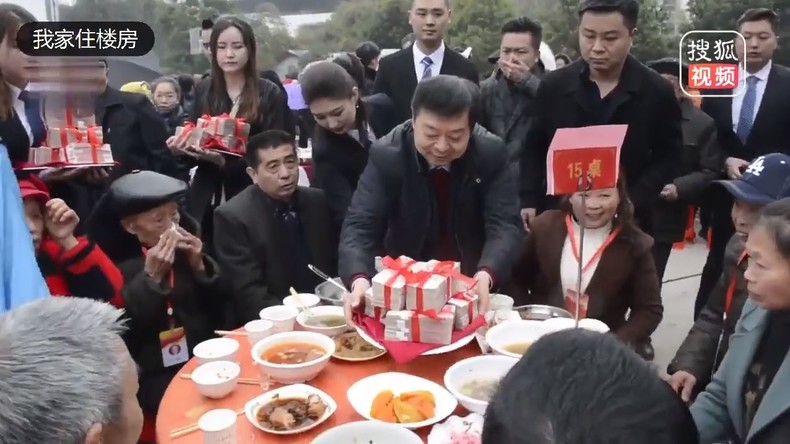 Chinesischer Millionär kehrt in Heimatstadt zurück und verteilt über eine Million Euro an Bewohner