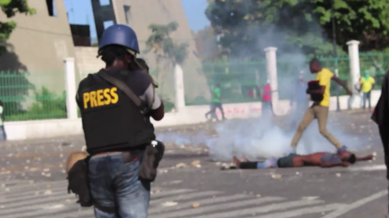 Haiti: Demonstranten decken Polizei mit Steinen ein