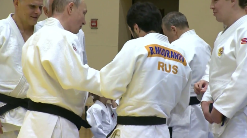 Meistergrad trifft Meistergrad: Putin verletzt sich beim Sparring mit Olympiasieger am Finger