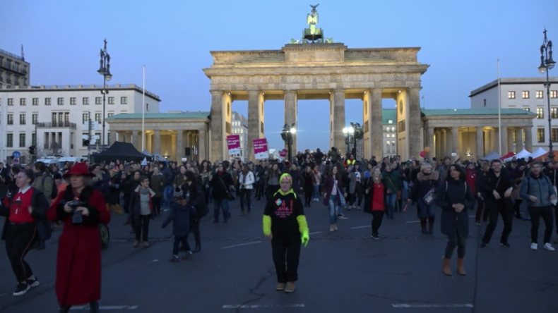 Deutschland: Berliner Tanzdemo protestiert gegen sexuelle Gewalt gegen Frauen