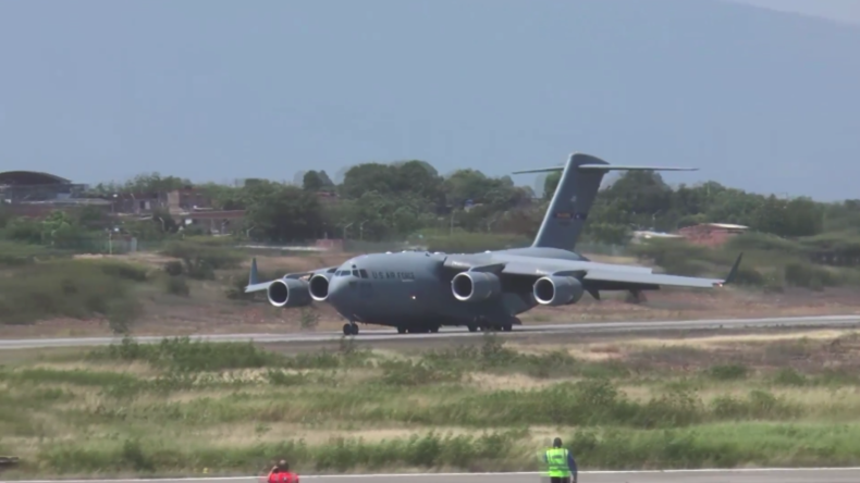 Kolumbien: US-Militärflugzeuge fliegen humanitäre Hilfe an die venezolanischen Grenze