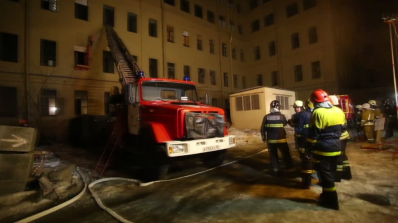 Russland: Rettungskräfte räumen eingestürztes Sankt Petersburger Universitäts-Gebäude