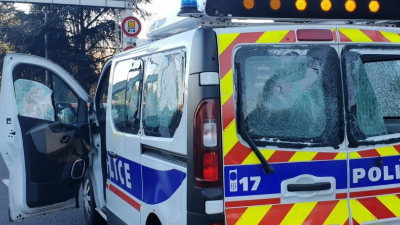 Französische Polizistin weint vor Schock nach massivem Gelbwesten-Angriff auf Einsatzwagen