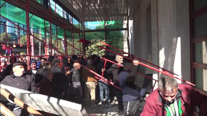 Massiver Protest in Albanien: Demonstranten versuchen, Haus des Ministerpräsidenten zu stürmen