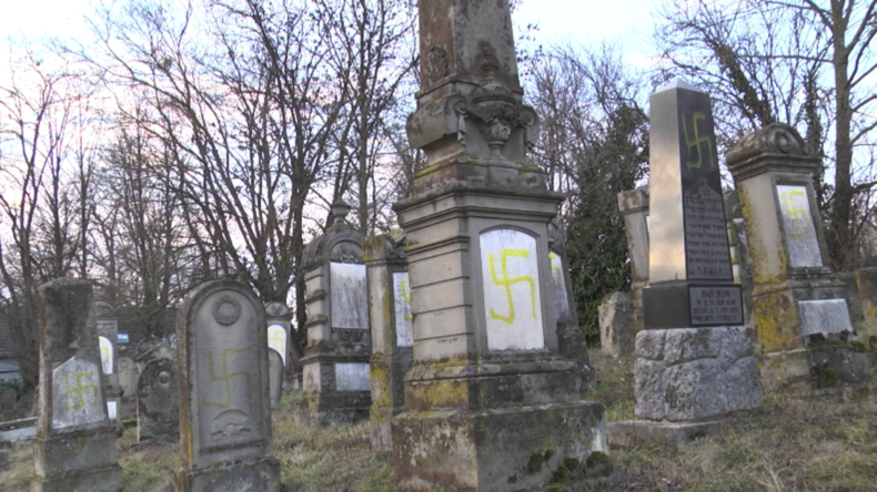 Abscheuliche Aktion in Frankreich: Dutzende jüdische Gräber mit Hakenkreuzen beschmiert