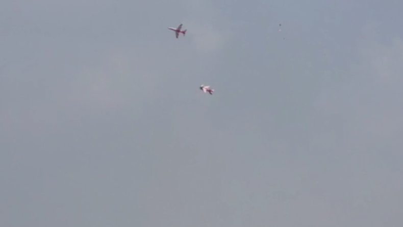 Kunstflug der indischen Luftwaffe: Tödliche Kollision auf Video festgehalten