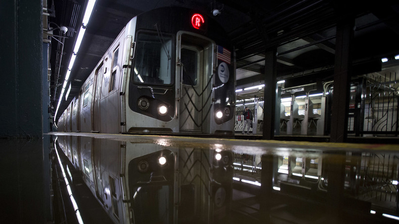 New Yorker U-Bahn zieht Mann in Tunnel - tot 