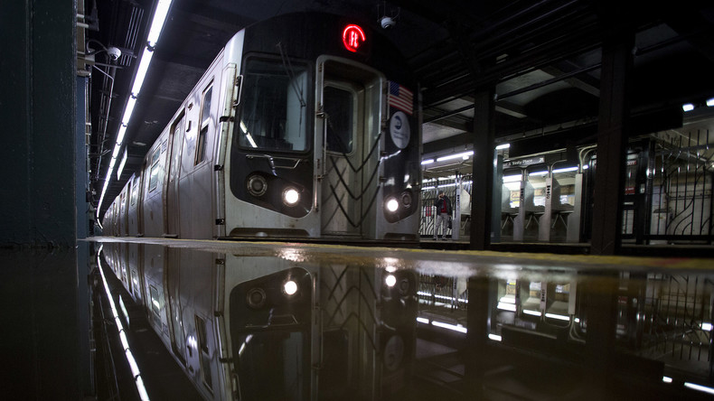 New Yorker U-Bahn zieht Mann in Tunnel - tot 