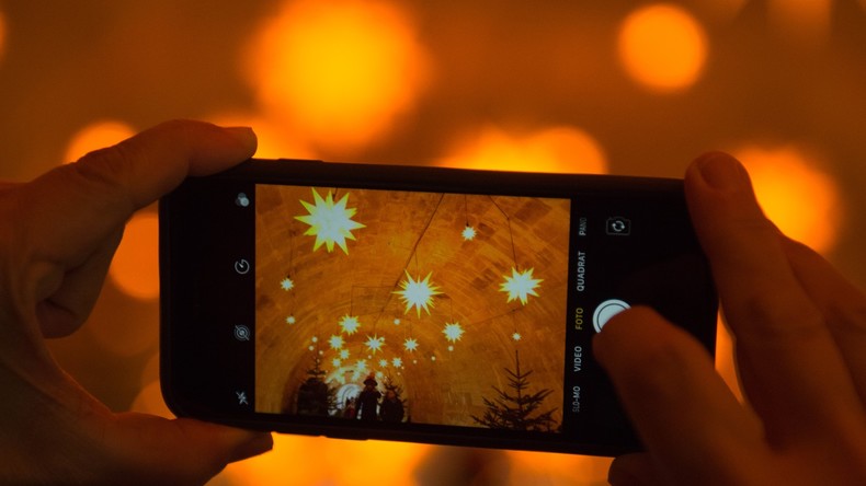 Taiwanesin brennt sich Mikrolöcher ins Auge – mit zu hellem Smartphone-Bildschirm