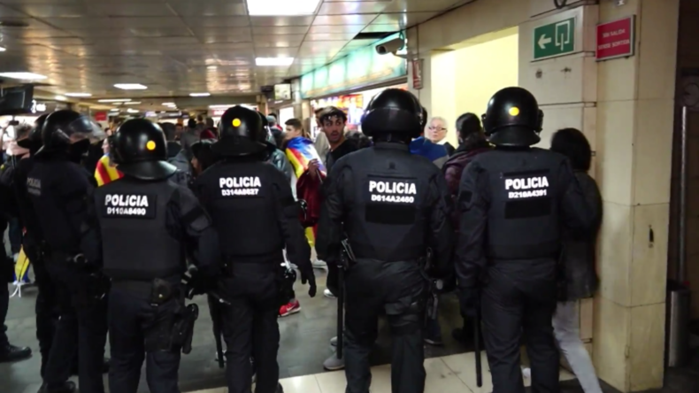 Spanien: Polizei und Studenten geraten in Barcelona bei U-Bahn-Blockade aneinander
